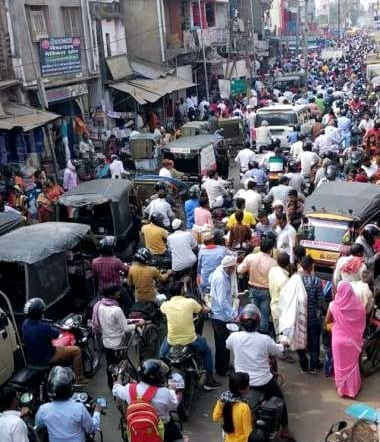 Lakhisarai city is not getting relief from traffic jam, everyday common and special people have to face the serious problem of traffic jam