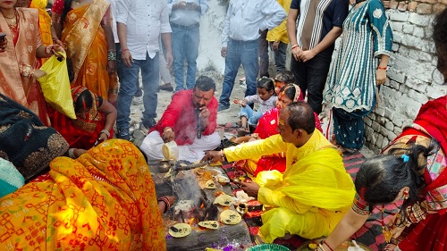 Sugauli: Worship of Sati Dadi and Modenasen Maharaj, the clan goddess of the Halwai community, was organized with great pomp