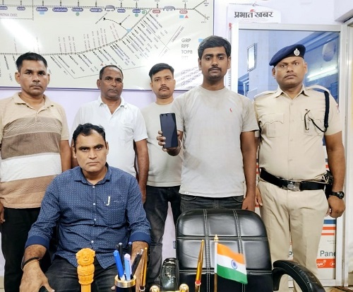 During criminal activity surveillance conducted by Bravo Task Team and Kiul RPF, a bag lifter from Himgiri Express was arrested with a stolen mobile phone