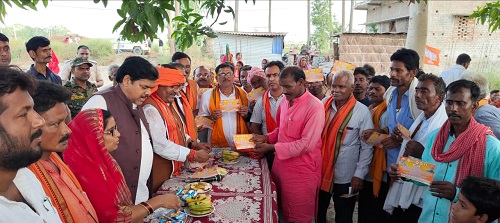 Minister Hari Sahni along with former MLA Mithilesh Tiwari appealed to visit various villages of Baikunthpur assembly constituency to make the Prime Minister's rally a success