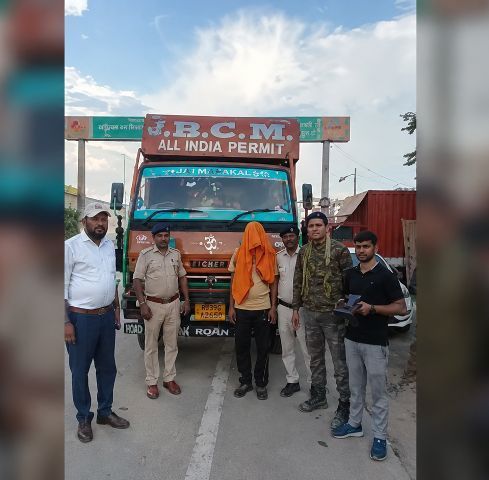 Buxar News Large consignment of foreign liquor seized in Buxar; driver from Rajasthan arrested