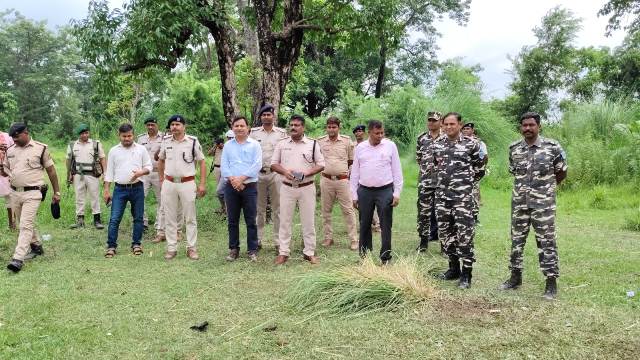 Clash erupts during anti-encroachment drive in Thadi village; JCB set on fire; Forest Department and villagers face off.