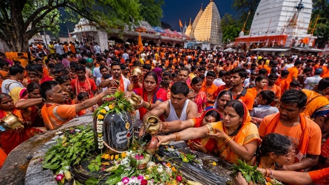 Hajipur immersed in devotion to Lord Shiva on the first Monday of Sawan a massive surge of faith at Shiva temples—witness the devotional scenes