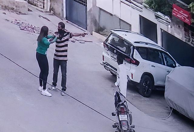 Young woman confronts chain snatchers in Patna; miscreant points a pistol at her; entire incident captured on CCTV