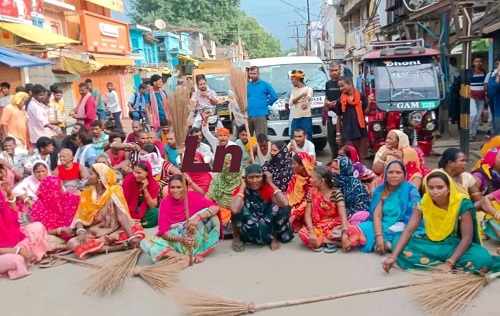 Road blockade by sanitation workers demanding wage hike in Lakhisarai