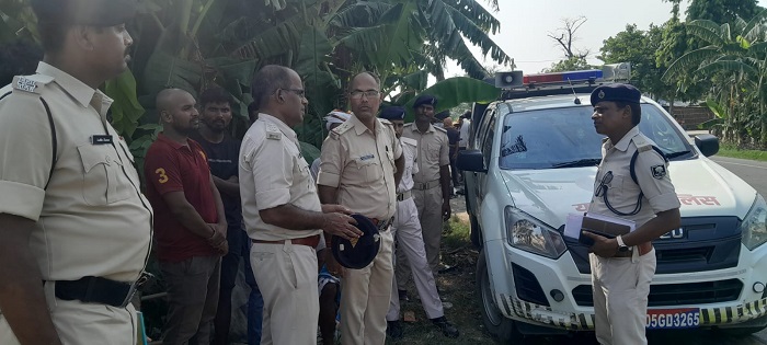 Horrific road accident on the Majhaulia-Sagauli border: Four dead, four critically injured in collision between pickup truck and tempo.
