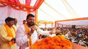 Brijbhushan Sharan Singh attacks the opposition at an election rally in Bhojpur – saying, “Tejashwi is sitting in Rahul Gandhi’s boat, he is sure to sink.”
