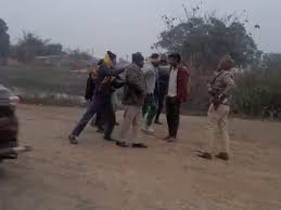 Bettiah: Police officers assaulted during vehicle checking, video goes viral, two accused arrested.