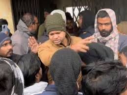 Darbhanga: Due to negligence by the school management, the admit cards of 335 students are held up; two principals suspended.