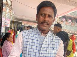 East Champaran (Motihari) - Wanted land mafia Hari Singh arrested from Patna, apprehended by police along with his son.
