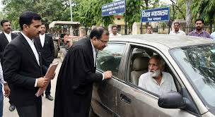 Bihar: Judge reaches 90-year-old man's car, hears 15-year-old loan case