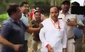 Election Violence in South Dinajpur: BJP Candidate Attacked by Mob; Flees to Save Life