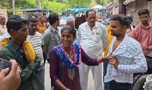 High-Voltage Drama at Bhagalpur Court Complex: Woman Grabs Youth by the Collar, Demands Her Rights