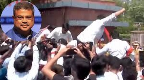 Students' Anger Erupts Over NEET Paper Leak; Education Minister Dharmendra Pradhan's Convoy Stopped in Ahmedabad