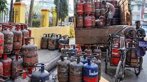 Administration raids East Champaran, recovers 36 empty LPG cylinders from cement warehouse, seals warehouse
