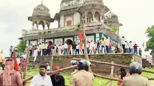 Fatehpur: Hindu-Muslim organizations face to face over religious place, heavy police force deployed amid tension