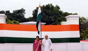 Every home tricolor: Amit Shah hoisted the tricolor at his residence, people's participation increased the spirit of patriotism in the country