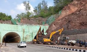 Shimla: Landslide near the tunnel on Mandi-Kullu highway, traffic disrupted, vehicles stuck inside the tunnel