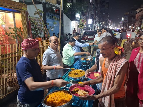 Over 1,100 Devotees Partake in *Prasad* at the *Bhandara* Organized by the 'Shri Khatu Shyam Padharo Patna Dham' Organization.