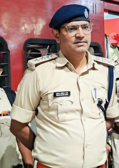 The life of an old woman was saved due to the bravery of Kiul Railway Police, Railway DSP Ejaz Hafiz Mani gave information