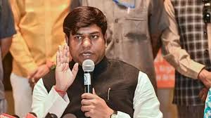 VIP party chief Mukesh Sahani reached Munger to address the plight of fishermen who are being prevented from fishing in the Ganges.