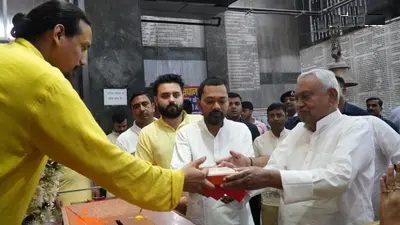Bihar Politics: Health Minister Nishant Kumar offered prayers at Mahavir Mandir with his father, Nitish Kumar, on his 45th birthday