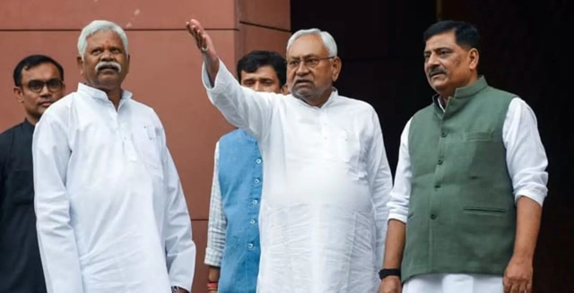 Bihar Politics: Nitish Kumar met the Chairman on the first day of the Rajya Sabha session; paid a courtesy call on the Vice President