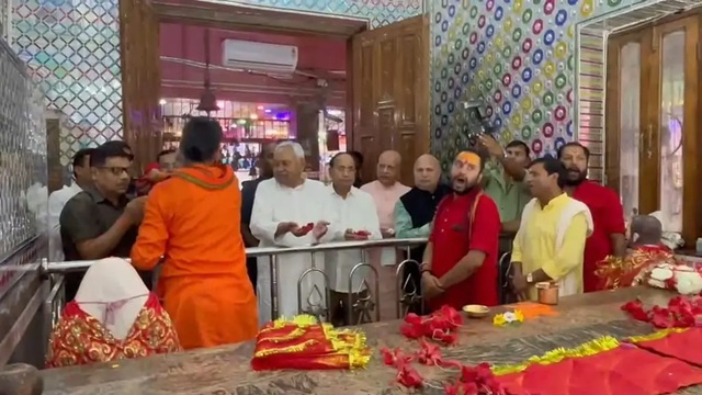 Nitish Kumar News: Former Chief Minister Nitish Kumar offered prayers at the Bakhorapur Kali Temple and prayed for the state's happiness and prosperity