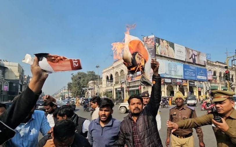 SP workers burnt the effigy of Sant Raju Das, protest in Lucknow
