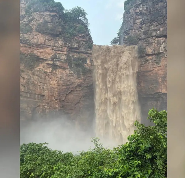 Sasaram News: Successful rescue of devotees stranded at Tutla Bhawani Waterfall; administration saves lives in time